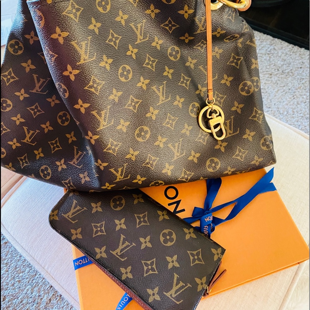 Authentic Louis Vuitton Artsy mm bag 👜❤️. Wallet not included. $1200 price.